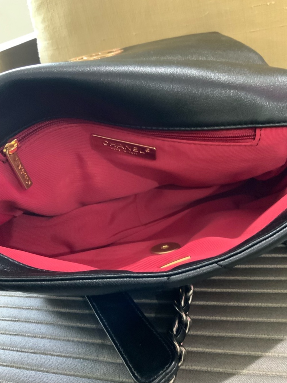 Classic CHANEL Bag: A Stylish and Versatile Choice for Elegance - Picture 7 of 9